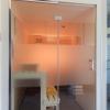 Glasfront mit satiniertem Streifen