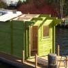 Die Sauna bekommt das Dach zuerst.
